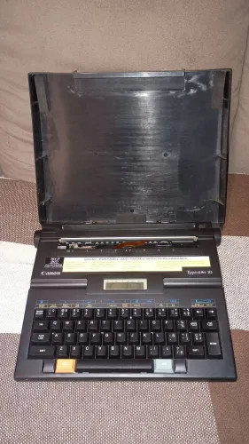 máquina de escrever eletrônica portátil Canon Typestar 10 - lançada nos anos 80.