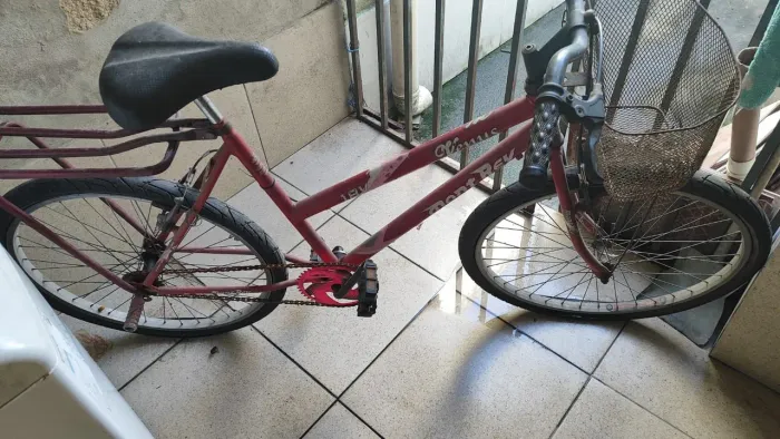 Vendo bicicleta urbana, Montreck, com bagageiro, aro 26, quadro de aço - Usada