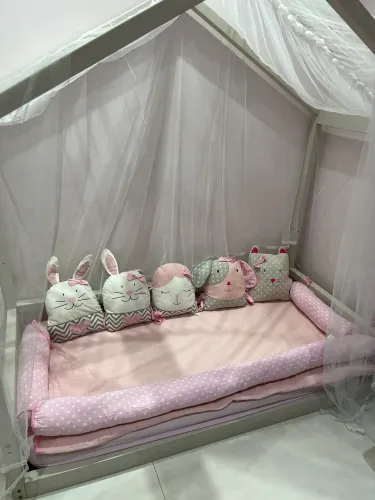 Cama montessoriana infantil com colchão formato de casinha