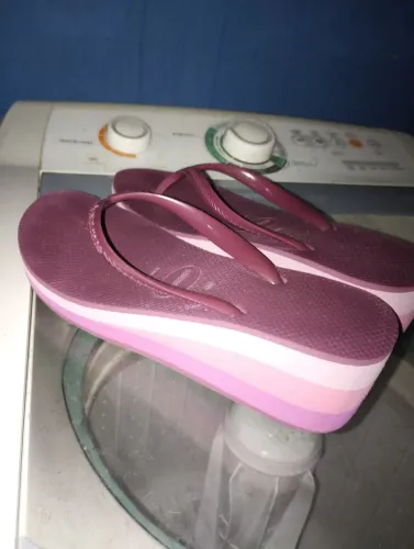 Sandália de plataforma havaianas.