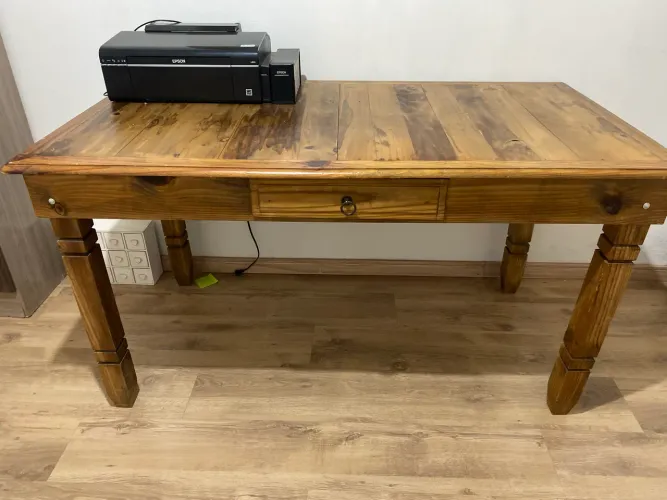 Mesa de madeira rústica 