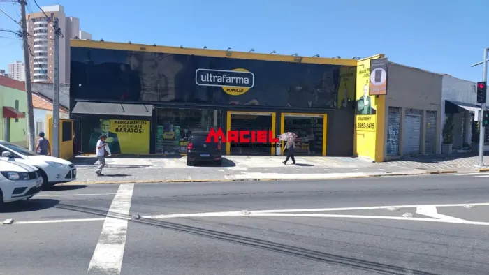 PONTO COMERCIAL EM AVENIDA BASTANTE MOVIMENTADA COM 2 PORTAS DE AÇO, FRENTE TODA DE VIDRO,