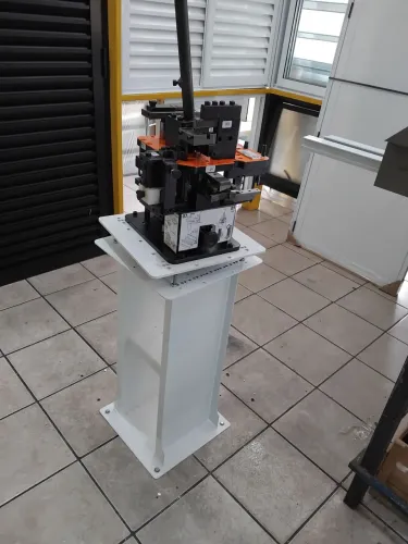 Estampo manual MCS25 para alumínios,com mesa giratória, semi novo em excelente estado.