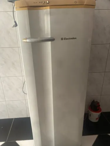 Vende-se uma geladeira usada bem conservada