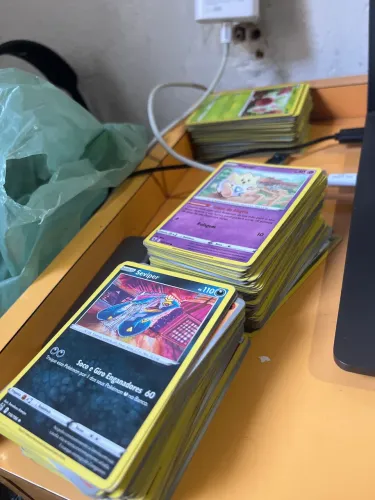 300 cartas Pokémon sortidas , contendo +20 energias e diversos Pokemon