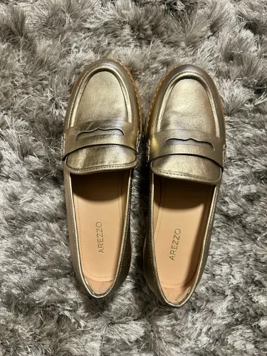 Mocassim feminino, de couro dourado, plataforma, Arezzo número 36