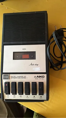 Gravador e toca fitas Aiko