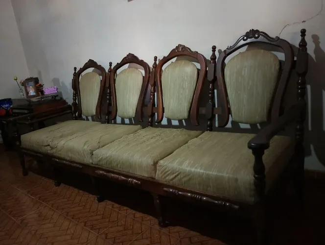 Sofá antigo de madeira maciça mais 2 poltronas, entrega grátis para Ribeirão preto sp...