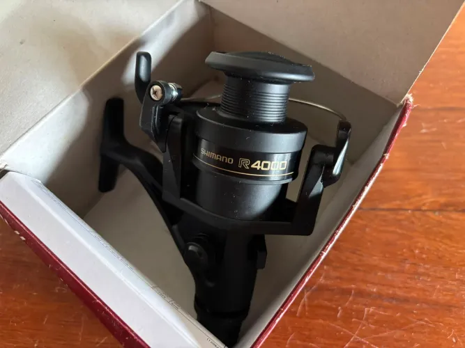 MOLINETE SHIMANO IX 4000R. NUNCA FOI USADO.<br>VALOR: R$ 100,00