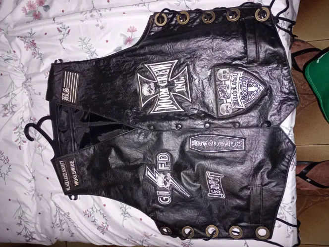 Vendo uma jaqueta de couro nova. Entrego 