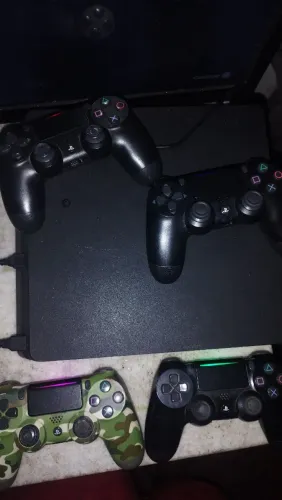 PlayStation 4 slim 1 tb + 4 controles