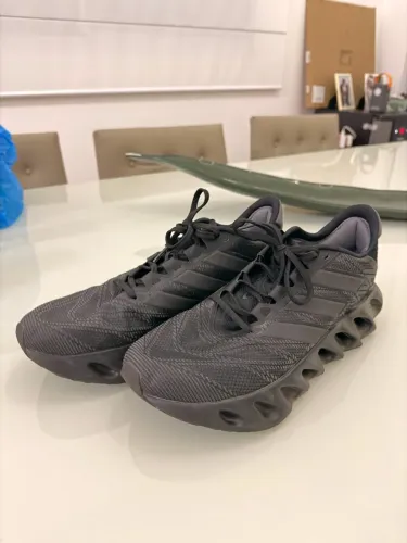 Tênis adidas