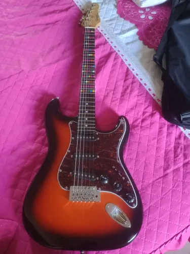 Vendo uma guitarra Giannini. Semi-nova