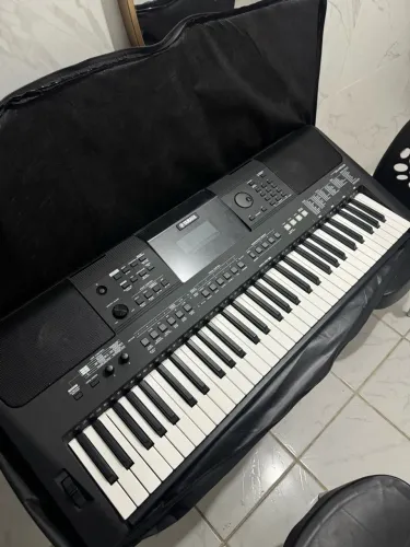 Teclado Yamaha PSR e463 com suporte STAY