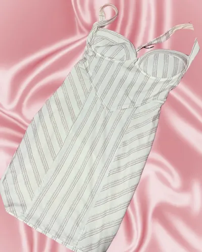 Vestido tubinho branco com detalhes vermelhos