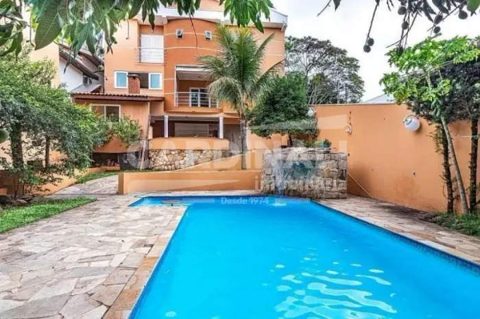 Casa à venda no Condomínio Chácara Prado, sofisticação, espaço e lazer privativo com 5 sui