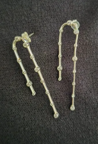 Brinco prata com pontinhos cravejados com mini zircônias