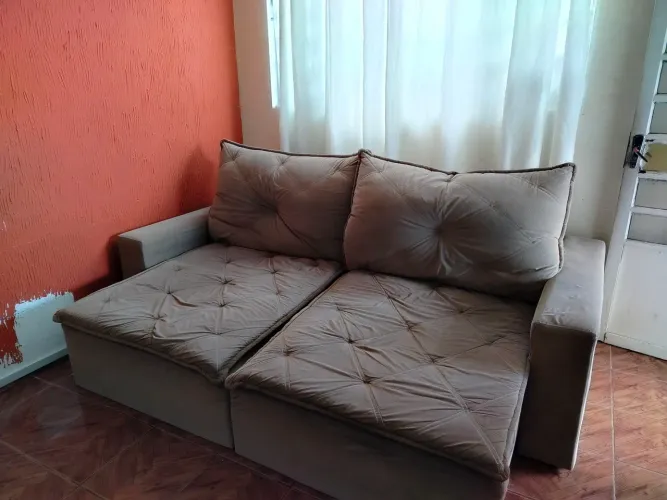 SOFÁ RETRÁTIL RECLINÁVEL. 4 LUGARES 2 ALMOFADAS LONGAS, TECIDO SUEDE.BELEZAXE CONFORTO.