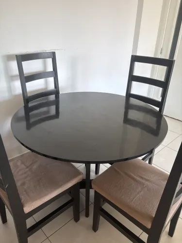 Mesa redonda e 5 cadeiras (madeira)