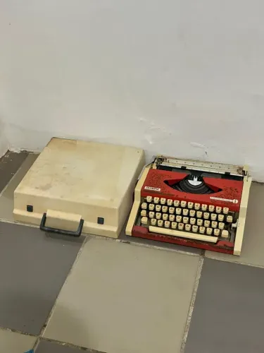 Antiga Máquina de Escrever Olympia Traveller De Luxe, vermelha