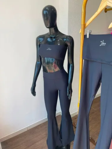 Manequim feminino preto com dois braços