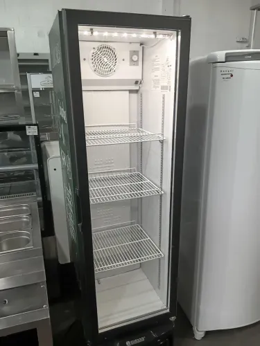 Expositora de bebidas slim 230 litros