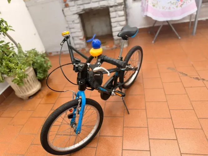 Bicicleta passeio Btwin aro 20 racing boy preto e azul em excelente estado + acessórios
