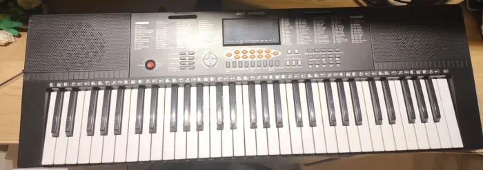 Preço negociável- Teclado 61 teclas, 300 ritimos e timbres diferentes, gravação e lições 