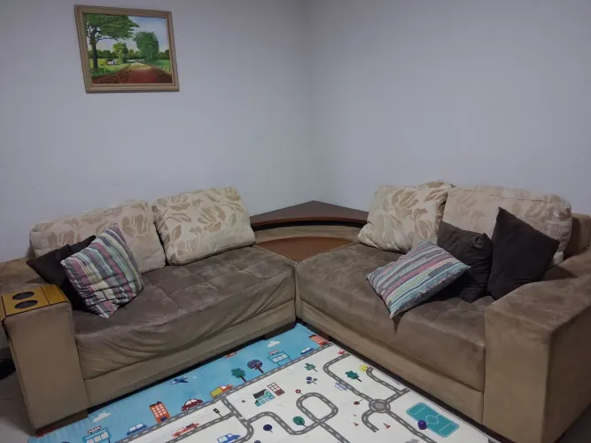 Sofa de canto, com almofadas de encosto