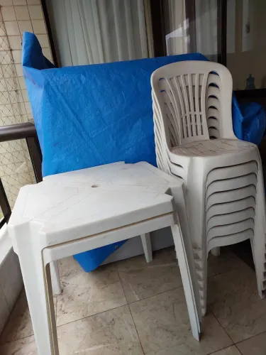 Mesas e cadeiras de plástico