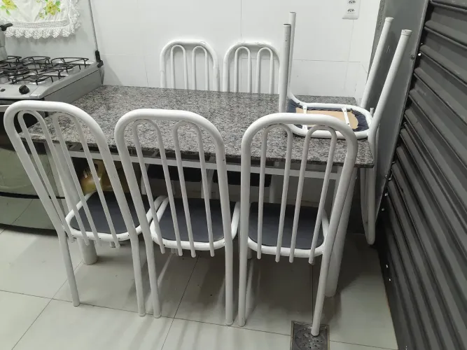 Mesa de mármore e cadeiras 