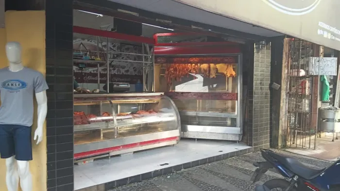 Vitrine para açougue. Gancheira.