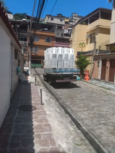 Entregador free-lancer de mesas e cadeiras