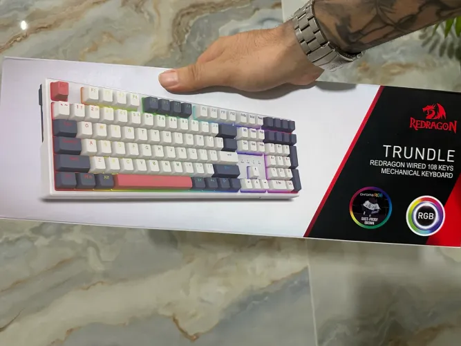 TECLADO REDRAGON TRUNDLE RGB BRANCO, AZUL E ROSA SWITCH MARROM