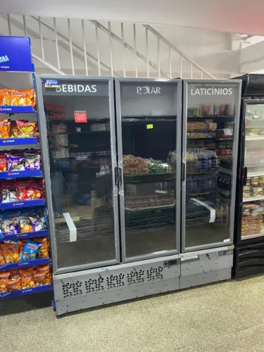 EXPOSITOR PARA BEBIDAS E LATICINIOS 3 PORTAS POLAR NOVO