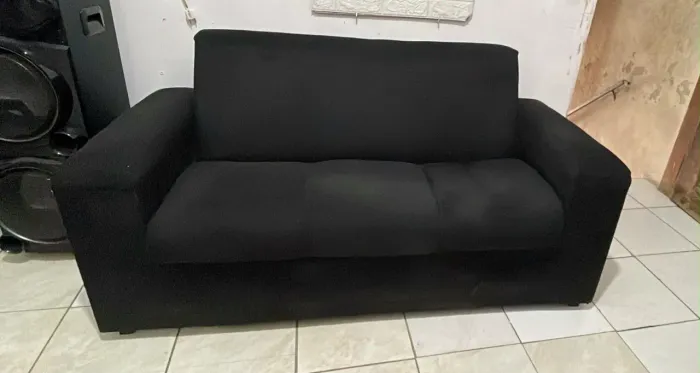 Vendo sofá 3 lugares perfeito e 2 pufes perfeitos pra vender logo