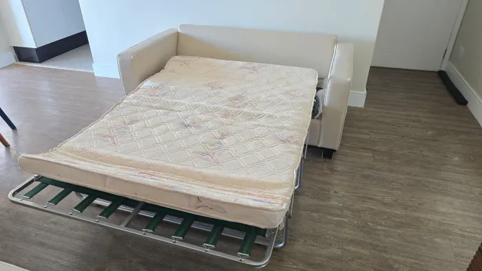 Elegante sofá cama em couro