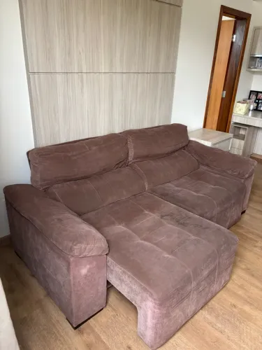 Sofá retrátil tecido aveludado