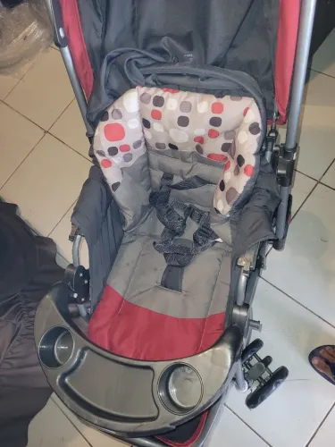 Carrinho de bebê marca Cosco