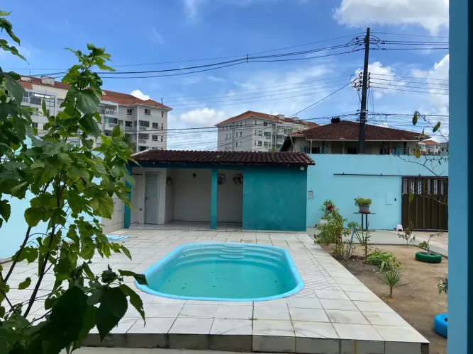 Casa à Venda em Flores com 3 Quartos sendo 1 Suíte I 450m² de terreno I Piscina I Ótima Lo