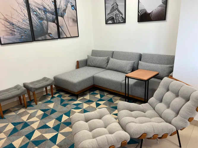 Sofá de luxo linho 3 lugares com chaise e revisteiro,