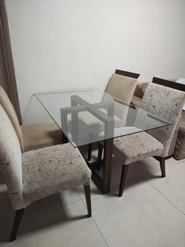 Mesa com tampo de vidro e 4 cadeiras 