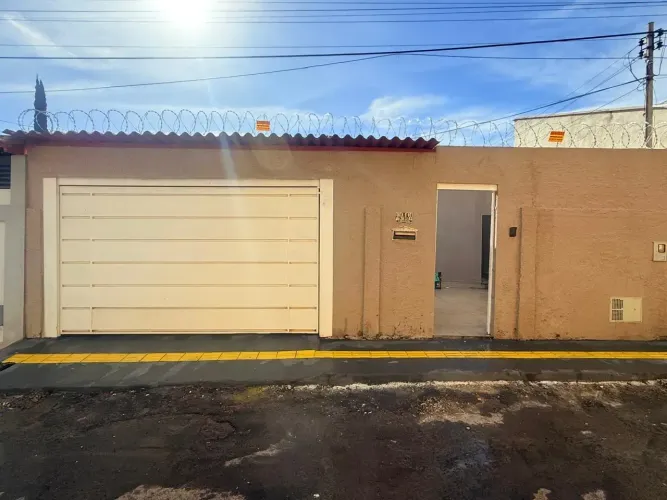 Casa Térrea para aluguel tem 180 metros quadrados com 3 quartos em Vila Redenção - Goiânia