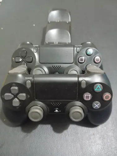 Vendo 2 controles de ps4 com o carregador