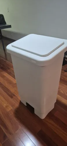 Lixeira Marfinite 100 litros com pedal