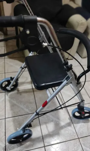 Andador Em Aluminio Com Assento E Rodas Para Idosos Adultos Dellamed Modelo D12