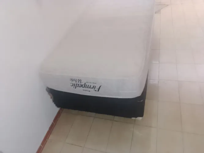 Vendo cama box de solteiro com colchão usado de espuma.
