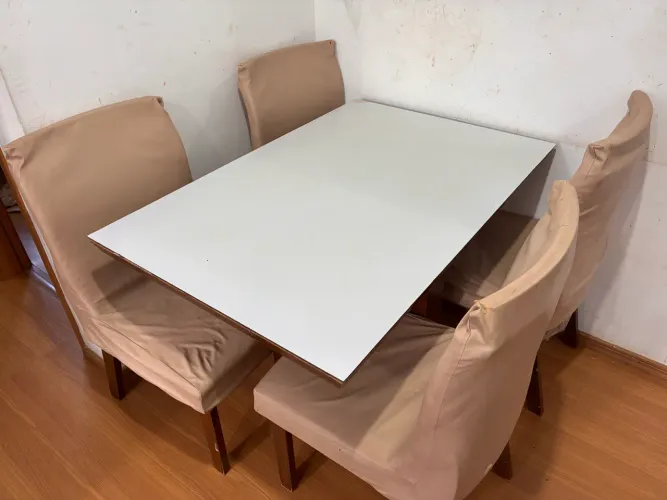 Mesa com 4 cadeiras