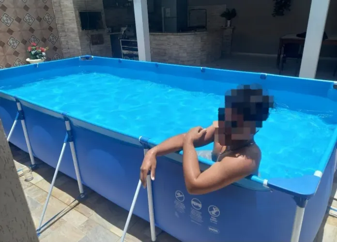 Vendo Piscina, 7600 L, Cor Azul,84 cm Alt, 2,06 M de Larg, 4,42 M de comprimento