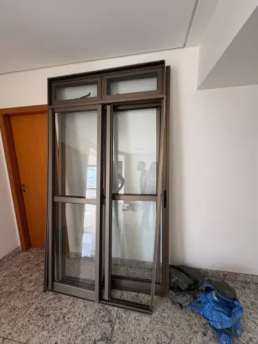 Portas de correr de vidro com esquadrias - ambas correm dos 2 lados